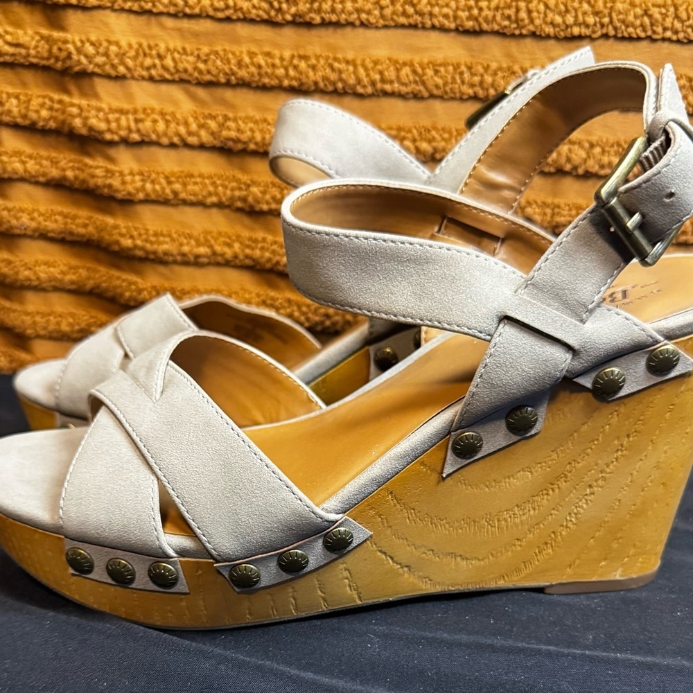 Bass G.H. Bass & Co Gray Suede Wedge Sandals Size 7M - Picture 2 of 5
